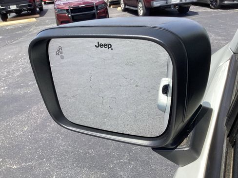 Used 2023 Jeep Renegade Latitude AWD/4WD image 32