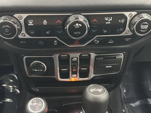 Used 2025 Jeep Wrangler Unlimited Sahara w/ Safety Group AWD/4WD image 23