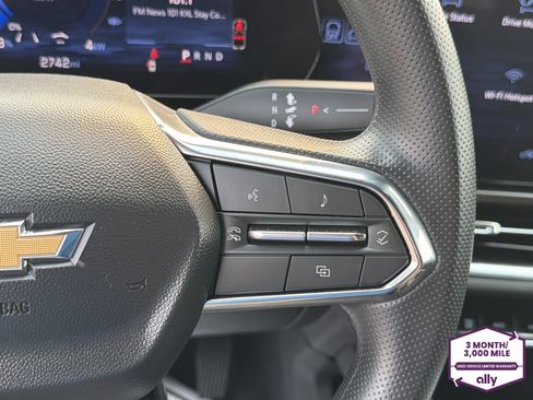 Used 2025 Chevrolet Equinox EV LT FWD image 17