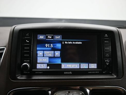 Used 2014 Chrysler Town & Country Touring image 15