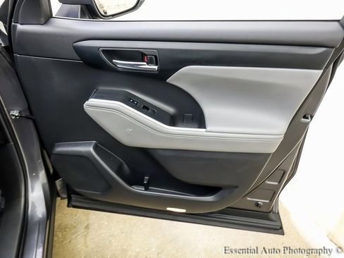 Used 2022 Toyota Highlander XLE image 25