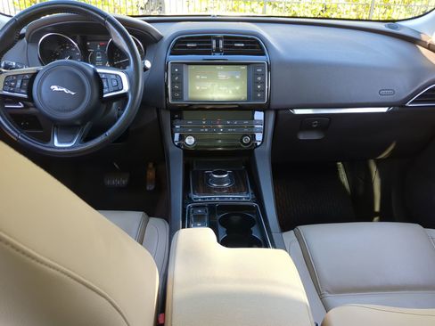 Used 2018 Jaguar F-PACE Prestige image 16