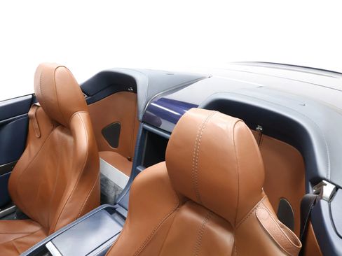Used 2014 Aston Martin V8 Vantage Roadster image 16