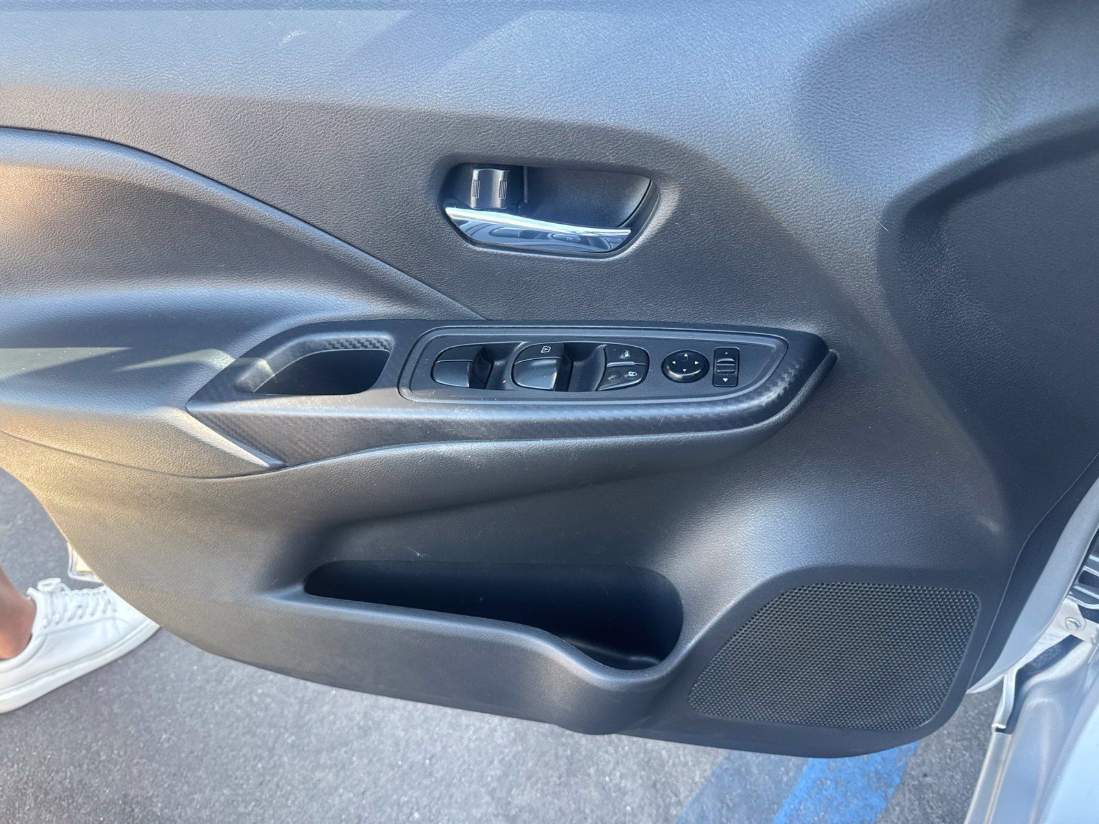 Used 2023 Nissan Versa SV FWD image 3