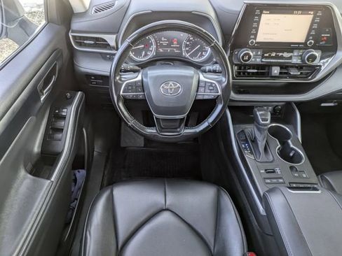 Used 2022 Toyota Highlander XLE image 12