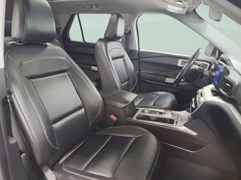 Used 2021 Ford Explorer XLT w/ Equipment Group 202A AWD/4WD image 15