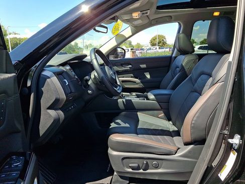 Used 2025 Nissan Pathfinder Platinum w/ Cargo Package AWD/4WD image 13