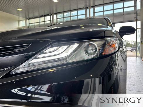 Used 2021 Toyota Camry XSE FWD image 9