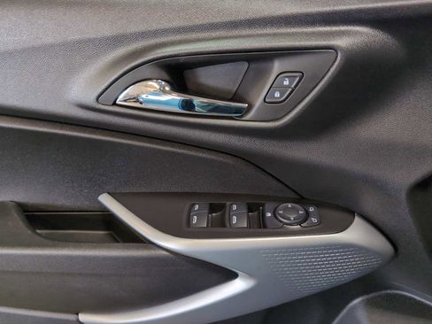 Used 2025 Chevrolet Trax LS w/ LS Convenience Package image 21