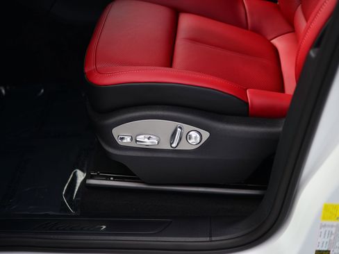 Used 2026 Porsche Macan image 28