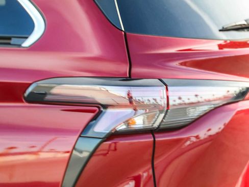 Used 2023 Toyota Sienna XLE image 9