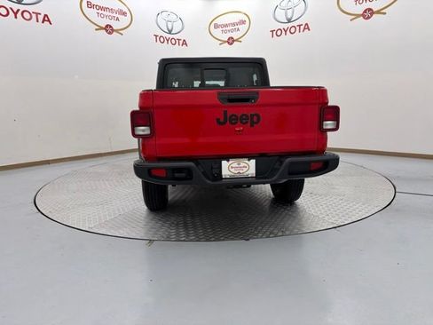 Used 2024 Jeep Gladiator Sport AWD/4WD image 7