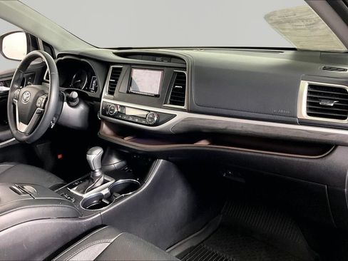 Used 2019 Toyota Highlander Limited FWD image 25