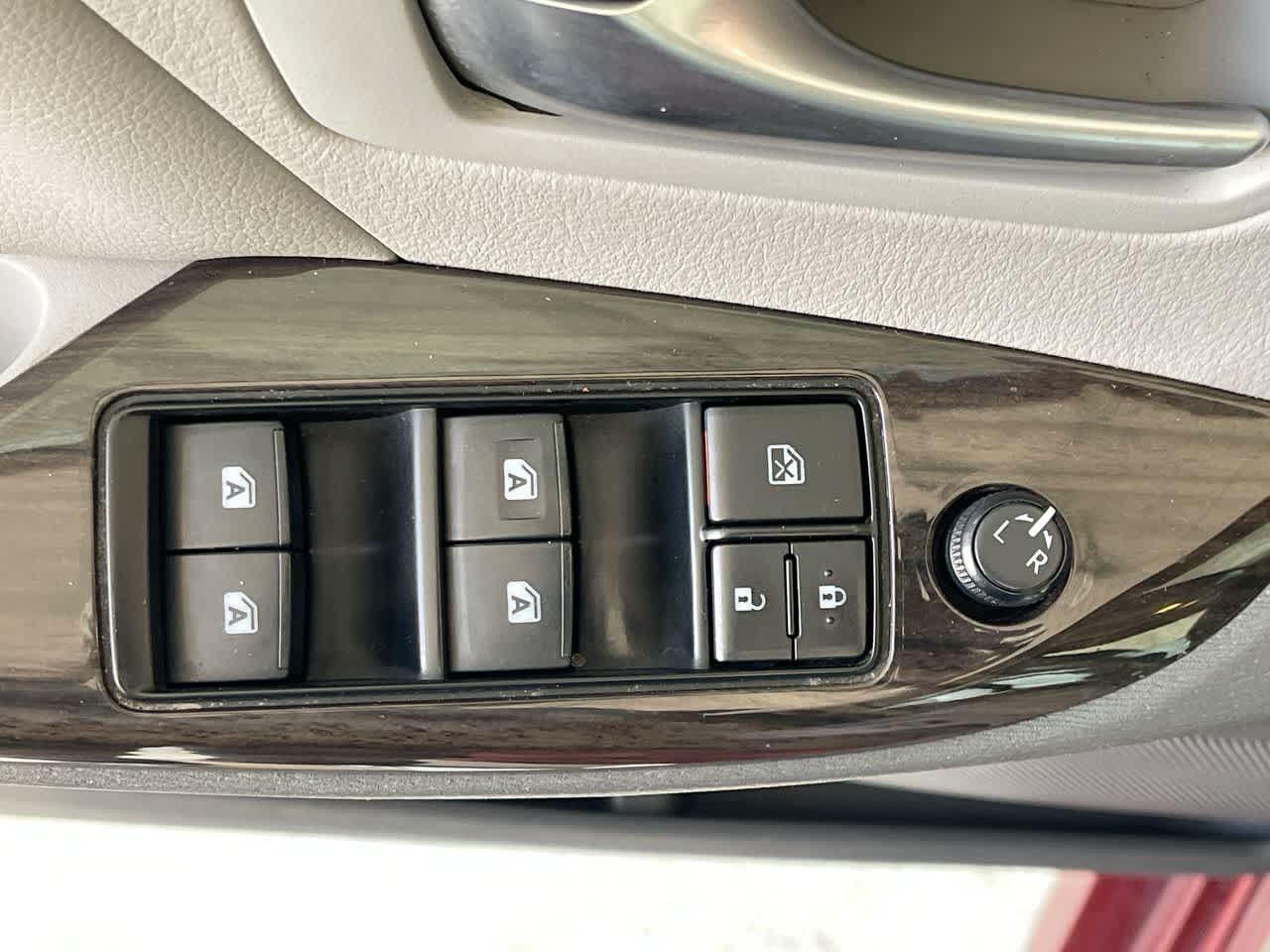Used 2018 Toyota Sienna XLE FWD image 13