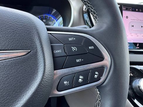 Used 2023 Chrysler Pacifica Touring-L FWD image 18