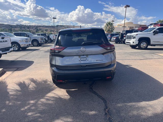 Used 2024 Nissan Rogue SV AWD/4WD image 2