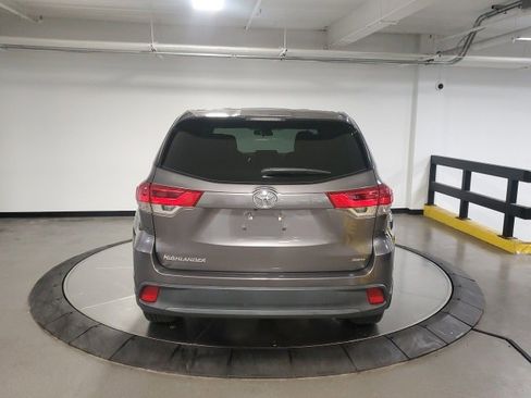 Used 2018 Toyota Highlander LE image 7