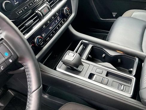 Used 2024 Nissan Pathfinder SL w/ SL Premium Package FWD image 18