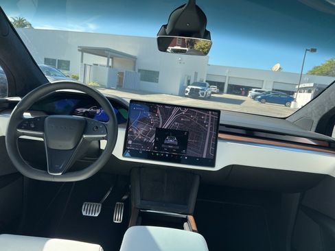 Used 2025 Tesla Model X image 11