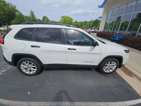 Used 2017 Jeep Cherokee Sport FWD image 10
