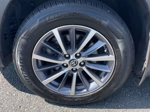 Used 2019 Toyota Highlander XLE AWD/4WD image 36
