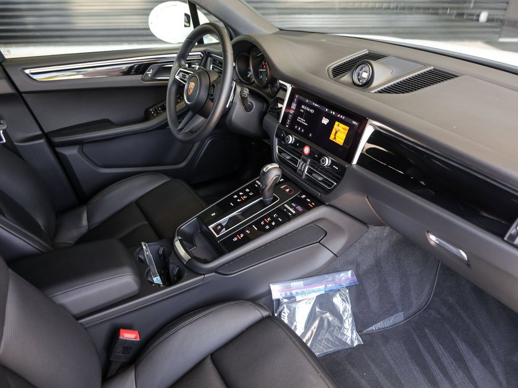 Certified 2026 Porsche Macan AWD/4WD image 35