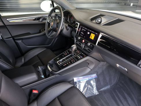 Certified 2026 Porsche Macan AWD/4WD image 35