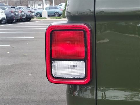 Used 2022 Jeep Gladiator Willys image 10