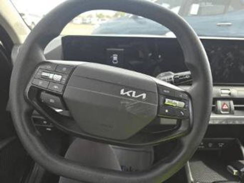 Used 2025 Kia K4 LXS image 16