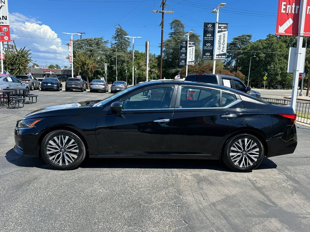 Used 2024 Nissan Altima 2.5 SV FWD image 3