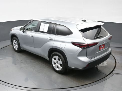Used 2024 Toyota Highlander LE AWD/4WD image 38