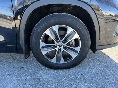 Used 2021 Toyota Highlander XLE image 12