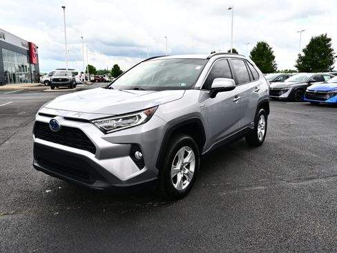 Used 2021 Toyota RAV4 XLE w/ Convenience Package AWD/4WD image 4