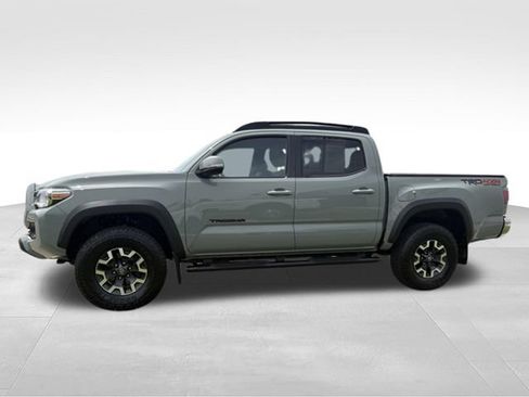 Used 2022 Toyota Tacoma TRD Off-Road w/ Black Out Package (TMS) AWD/4WD image 13