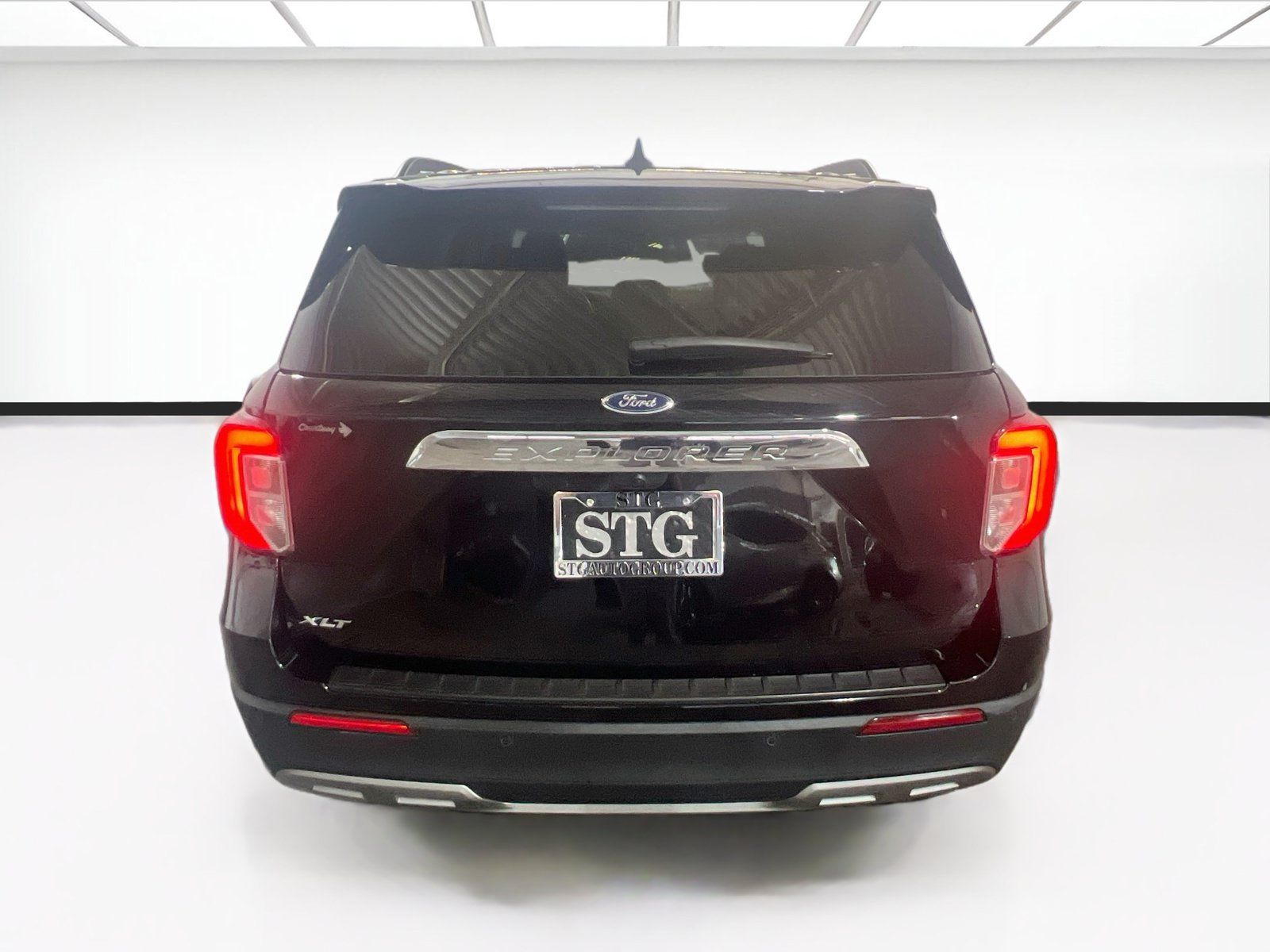 Used 2024 Ford Explorer XLT w/ Equipment Group 202A RWD image 5