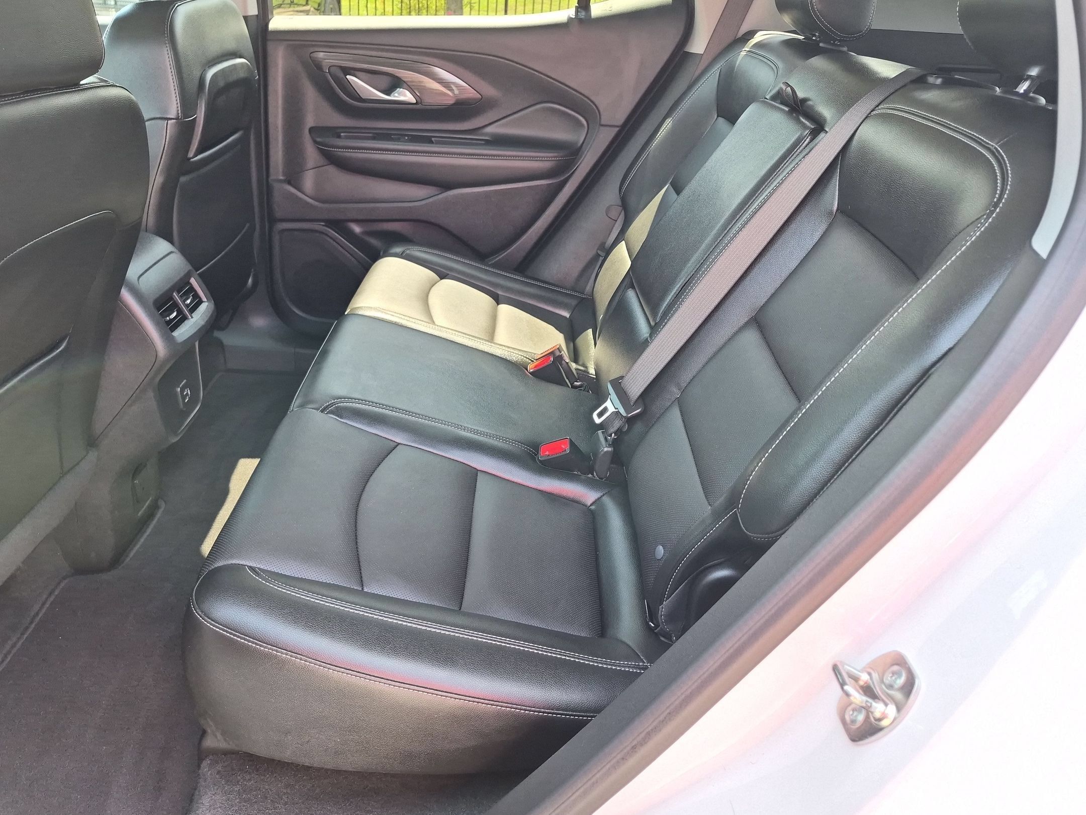 Used 2024 GMC Terrain SLT AWD/4WD image 30