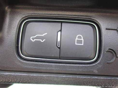 Used 2022 Ford Explorer XLT image 19