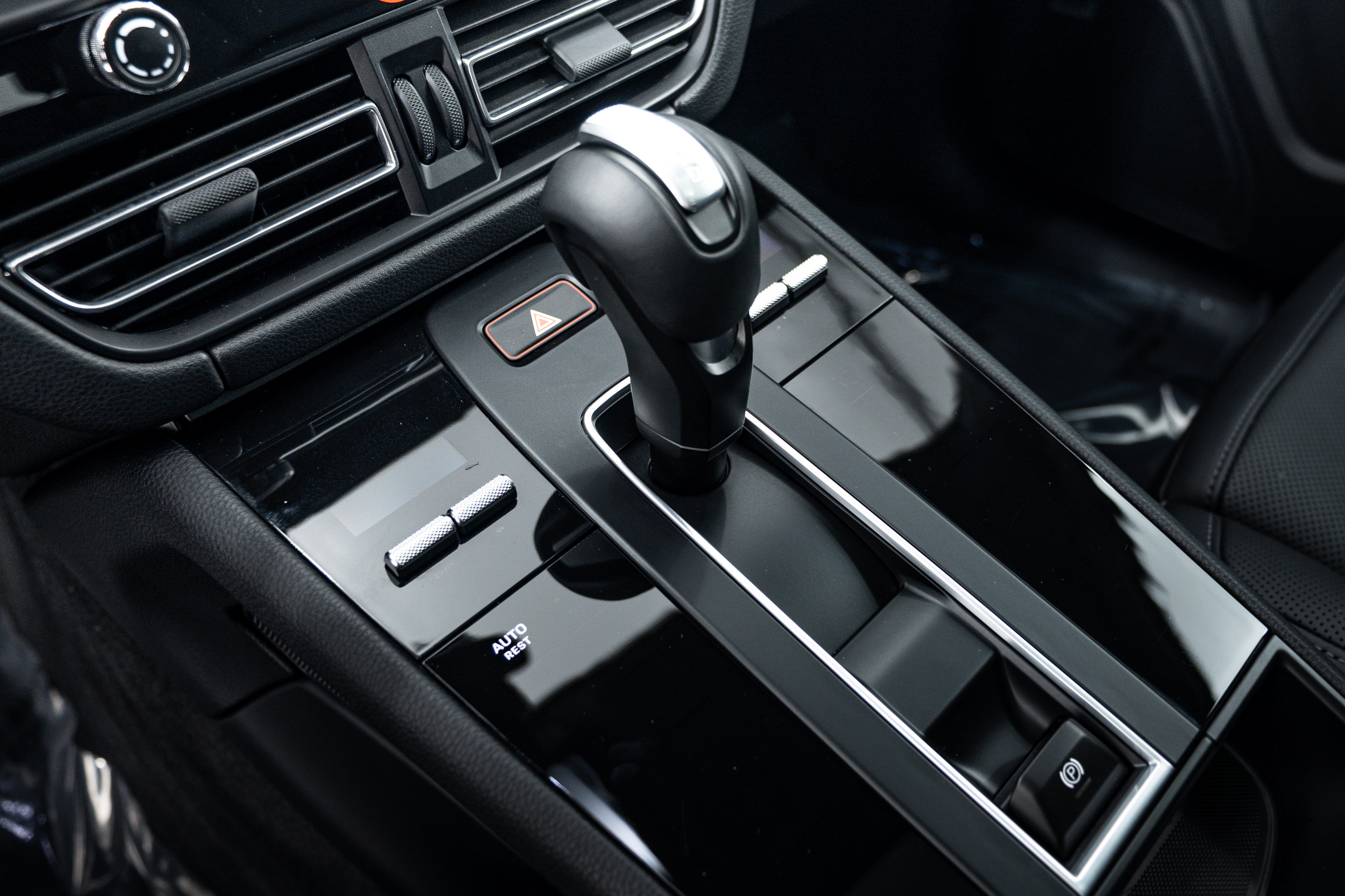 Certified 2026 Porsche Macan AWD/4WD image 24