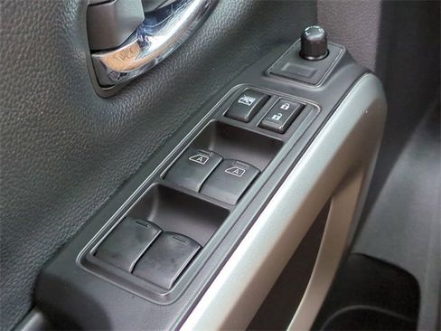 Used 2021 Nissan Titan SV w/ SV Convenience Package image 24