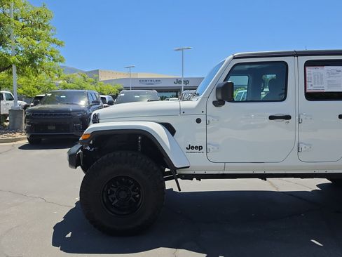 Used 2024 Jeep Gladiator Sport AWD/4WD image 12