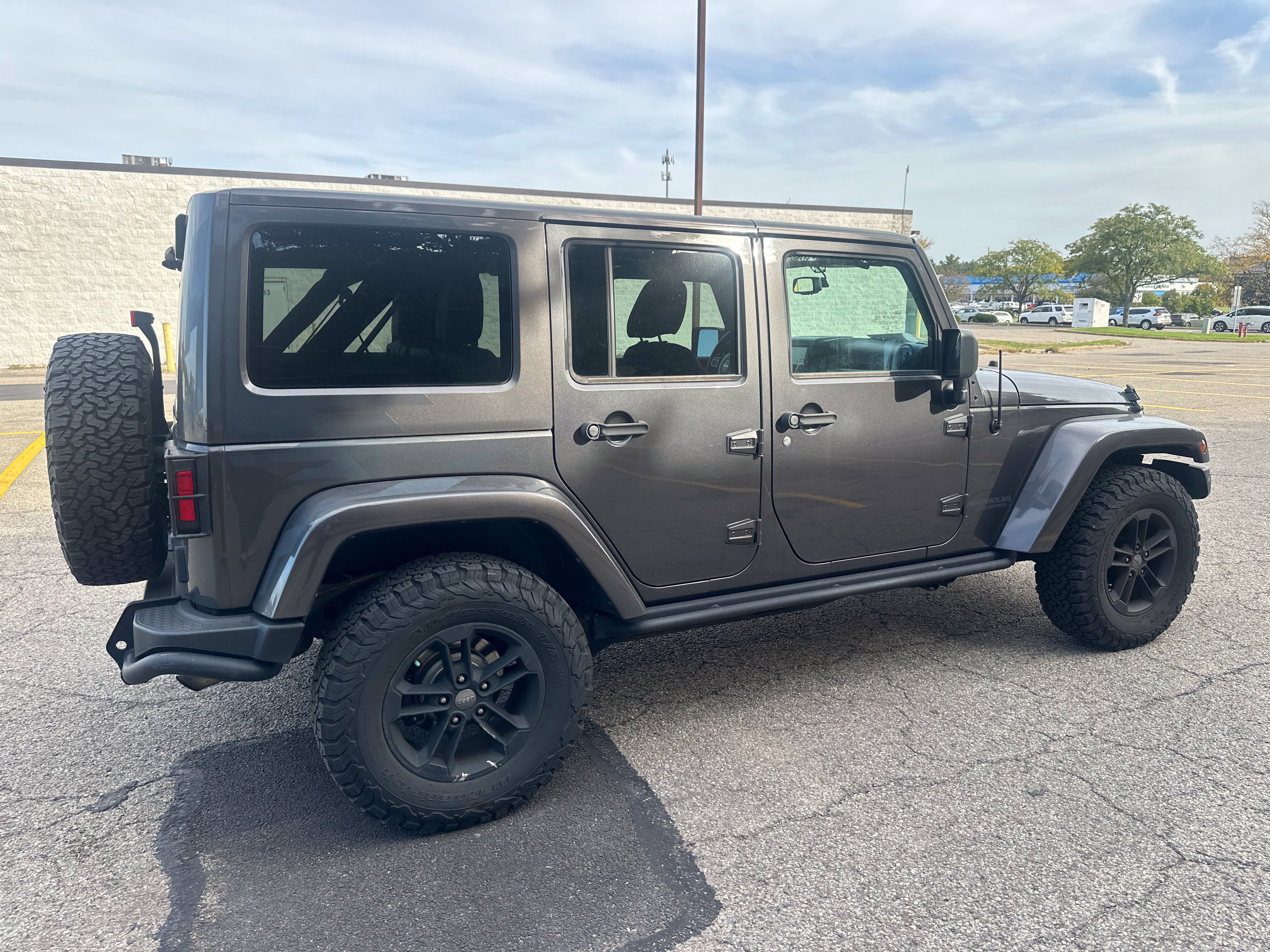Used 2017 Jeep Wrangler Unlimited Sahara AWD/4WD image 16
