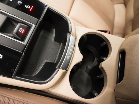 Certified 2022 Porsche Macan image 14