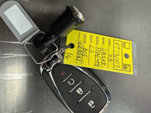 Used 2023 Chevrolet Traverse LS image 12