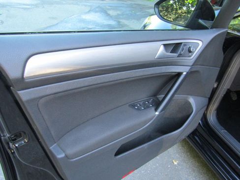 Used 2017 Volkswagen Golf S FWD image 36