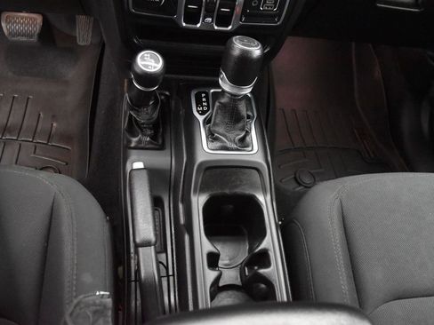 Used 2018 Jeep Wrangler Unlimited Sport S image 15