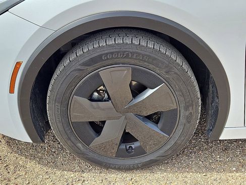 Used 2025 Toyota Prius LE FWD image 11