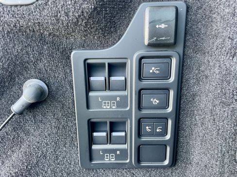 Certified 2025 Land Rover Discovery Dynamic SE AWD/4WD image 40