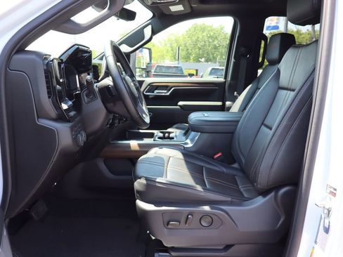 Used 2025 Chevrolet Silverado 2500 High Country w/ Technology Package AWD/4WD image 4