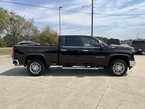 Used 2025 Chevrolet Silverado 2500 LTZ w/ LTZ Plus Package AWD/4WD image 4