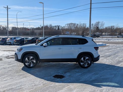 New 2026 Volkswagen Taos SE image 3